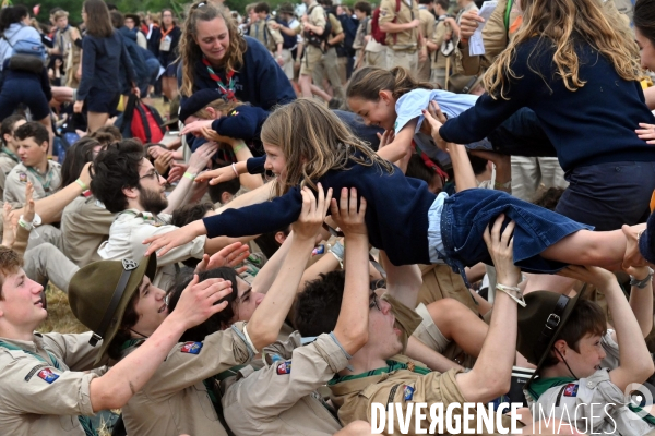 Rassemblement de 30 000 Scouts Unitaires de France à Chambord pour fêter les 50 ans du mouvement,