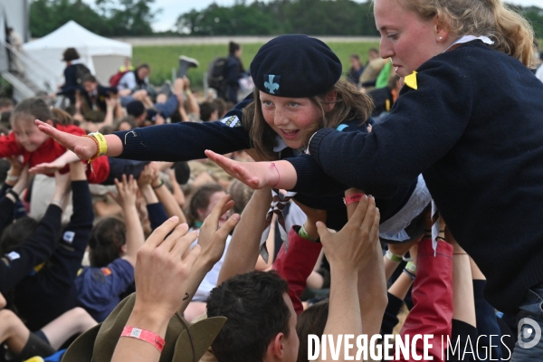Rassemblement de 30 000 Scouts Unitaires de France à Chambord pour fêter les 50 ans du mouvement,