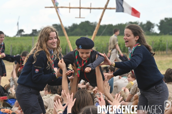 Rassemblement de 30 000 Scouts Unitaires de France à Chambord pour fêter les 50 ans du mouvement,