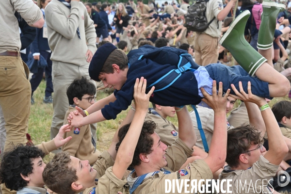 Rassemblement de 30 000 Scouts Unitaires de France à Chambord pour fêter les 50 ans du mouvement,