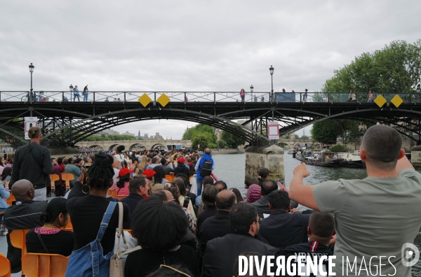 Bateau mouche à Paris