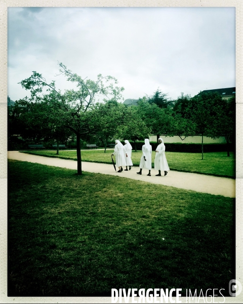 Religieuses au jardin Catherine Labouré