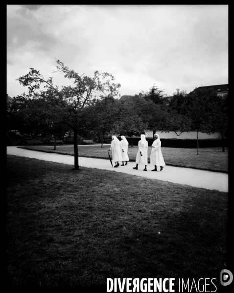 Religieuses au jardin Catherine Labouré