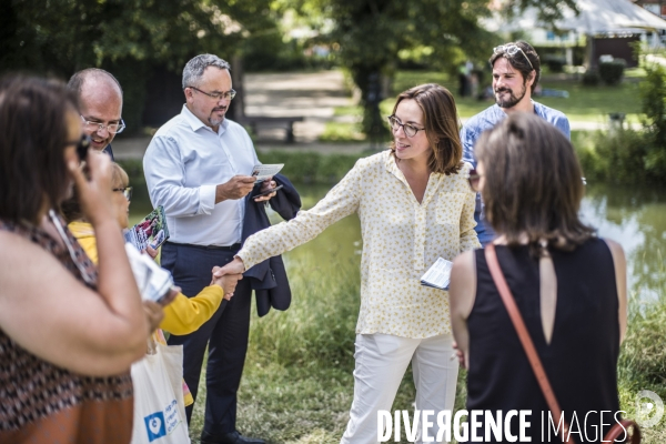 La ministre amelie de montchalin en campagne legislatives a wissous.