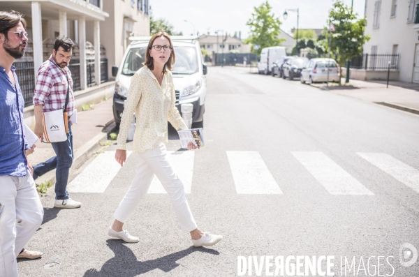 La ministre amelie de montchalin en campagne legislatives a wissous.