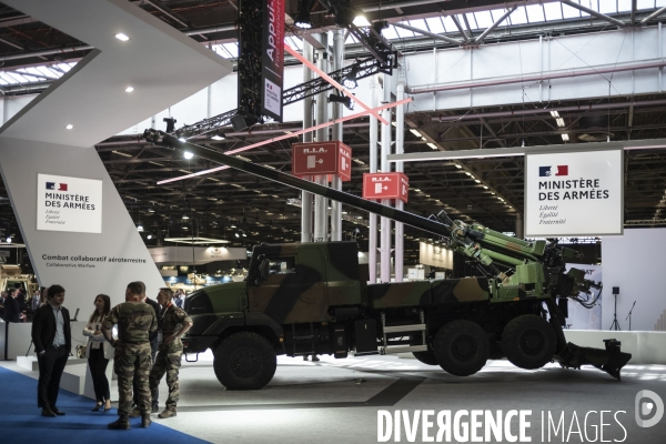 Legislatives : Emmanuel Macron visite le salon Eurosatory