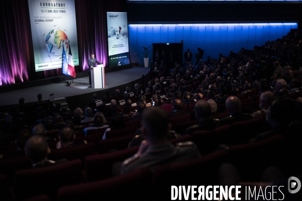 Legislatives : Emmanuel Macron visite le salon Eurosatory