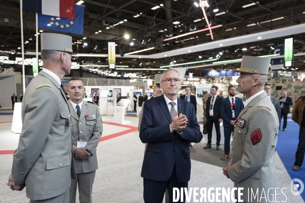 Legislatives : Emmanuel Macron visite le salon Eurosatory