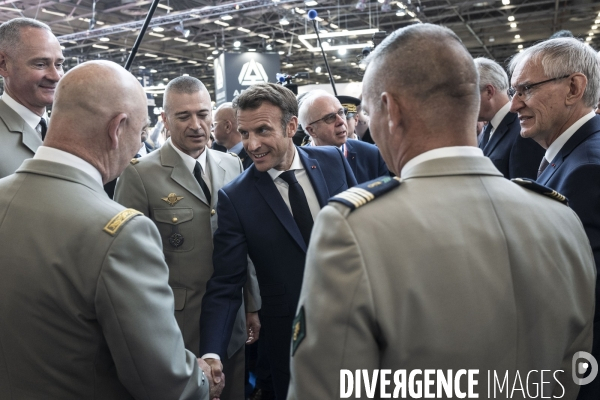 Legislatives : Emmanuel Macron visite le salon Eurosatory