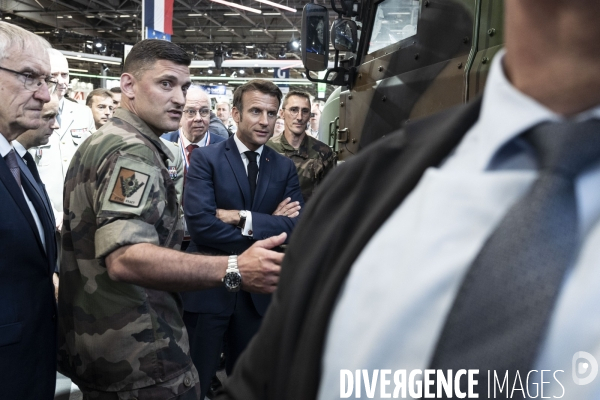 Legislatives : Emmanuel Macron visite le salon Eurosatory