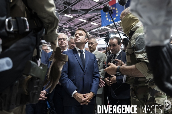 Legislatives : Emmanuel Macron visite le salon Eurosatory