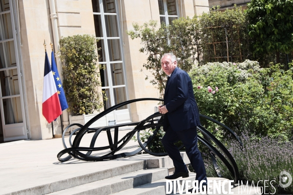 Macron reçoit les chefs de partis