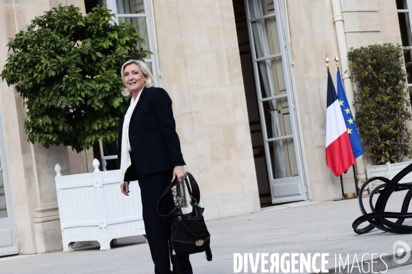 Macron reçoit les chefs de partis