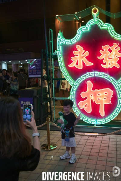Les défenseurs  des  néons de Hong Kong