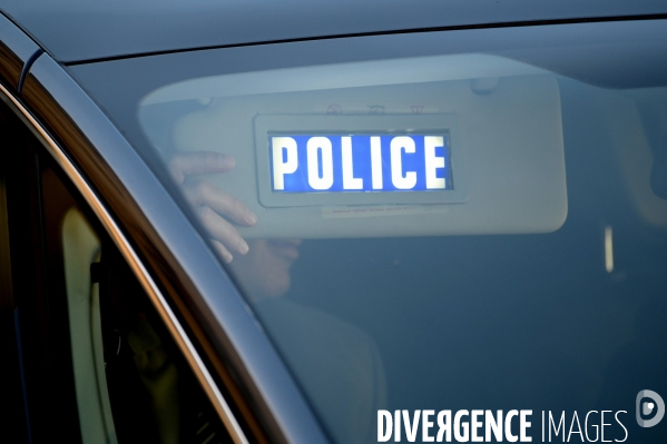 Voiture de police des ministres dans la cour de l elyséé