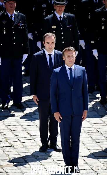 Emmanuel Macron / Prise d armes à l Hôtel national des Invalides