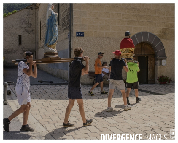 Le long de la transbasse alpine Digne Nice ( la procession )