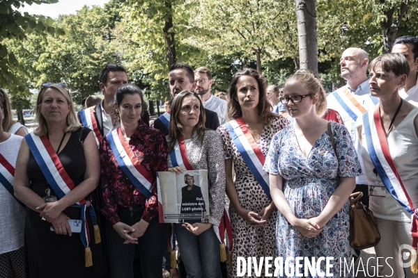 Rassemblement contre la présence deCaroline Cayeux au gouvernement