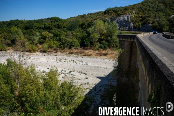 Sécheresse de la rivière Le Gard au pont Saint Nicolas de Campagnac