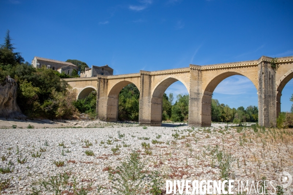 Sécheresse de la rivière Le Gard au pont Saint Nicolas de Campagnac
