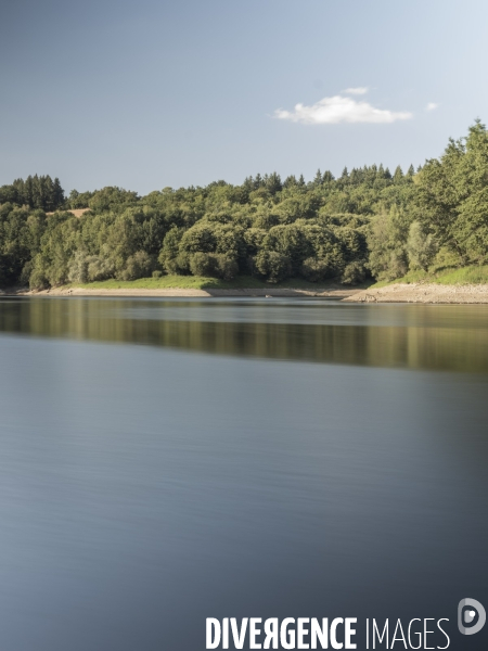 La retenue d eau du barrage de Candes dans le département du Lot.