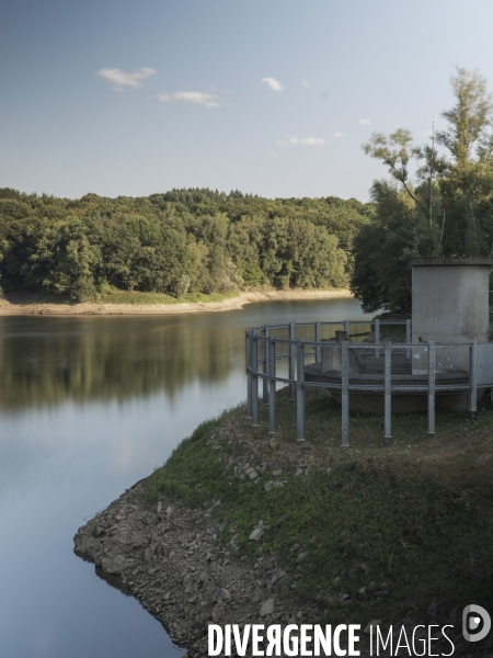 La retenue d eau du barrage de Candes dans le département du Lot.