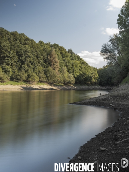 La retenue d eau du barrage de Candes dans le département du Lot.