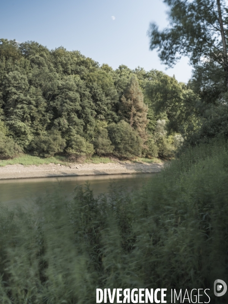 La retenue d eau du barrage de Candes dans le département du Lot.