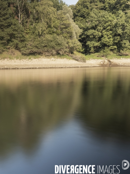 La retenue d eau du barrage de Candes dans le département du Lot.