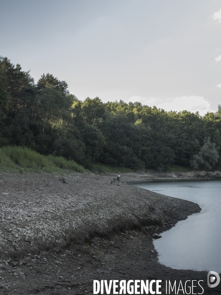 La retenue d eau du barrage de Candes dans le département du Lot.