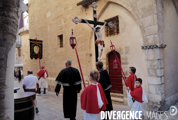 Procession de San Bartolu à travers les ruelles de la Haute-Ville de Bonifacio en corse