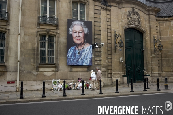 Décès de la reine Elisabeth II , hommages devant l ambassade du royaume uni