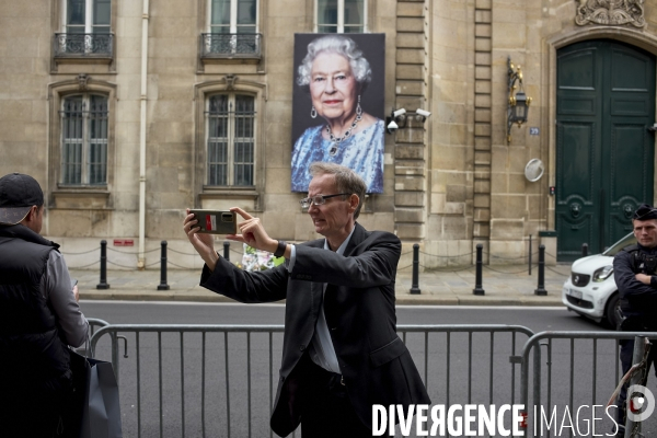 Décès de la reine Elisabeth II , hommages devant l ambassade du royaume uni