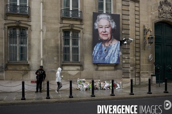 Décès de la reine Elisabeth II , hommages devant l ambassade du royaume uni