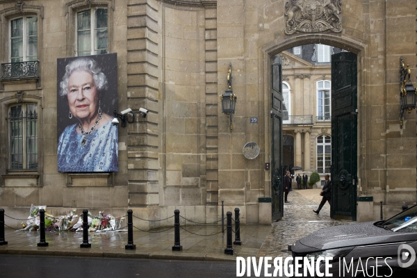 Décès de la reine Elisabeth II , hommages devant l ambassade du royaume uni