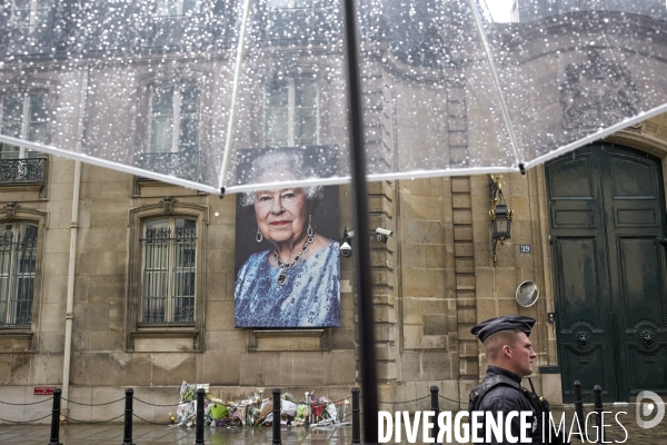 Décès de la reine Elisabeth II , hommages devant l ambassade du royaume uni