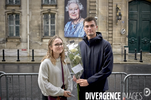 Décès de la reine Elisabeth II , hommages devant l ambassade du royaume uni