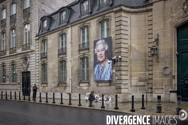 Décès de la reine Elisabeth II , hommages devant l ambassade du royaume uni