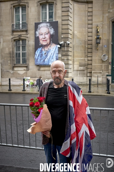 Décès de la reine Elisabeth II , hommages devant l ambassade du royaume uni