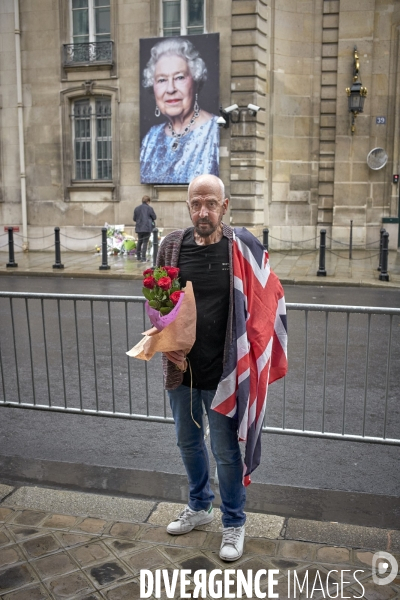 Décès de la reine Elisabeth II , hommages devant l ambassade du royaume uni