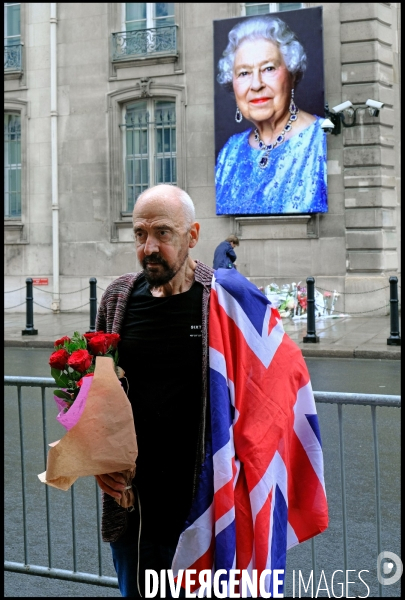 Hommage à la reine défunte devant l ambassade de Grande Bretagne