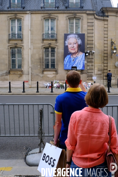 Hommage à la reine défunte devant l ambassade de Grande Bretagne