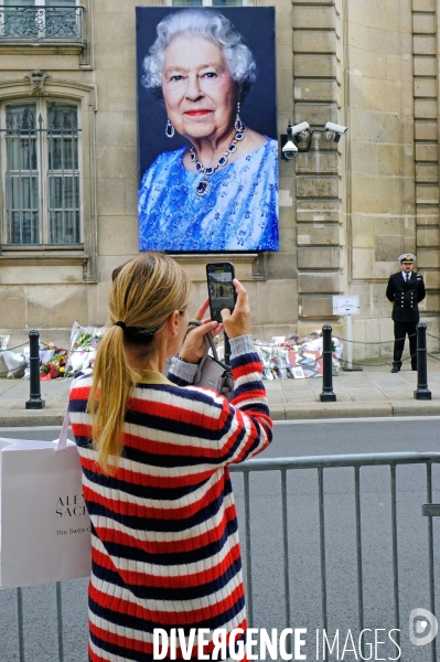 Hommage à la reine défunte devant l ambassade de Grande Bretagne