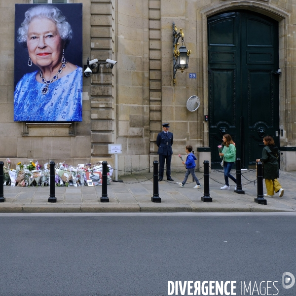 Hommage à la reine défunte devant l ambassade de Grande Bretagne