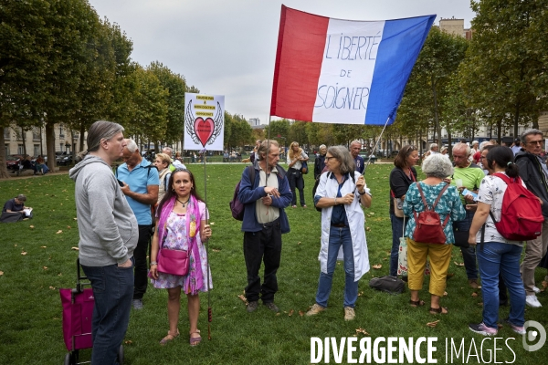 Manifestation de soutien au docteur Perronne