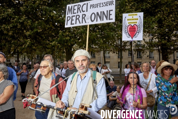 Manifestation de soutien au docteur Perronne