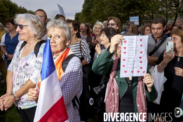 Manifestation de soutien au docteur Perronne