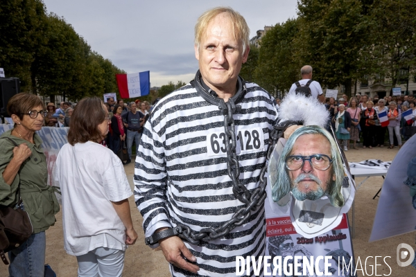 Manifestation de soutien au docteur Perronne