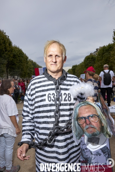 Manifestation de soutien au docteur Perronne