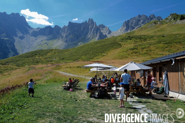 Chemin de randonnée dans les Alpes